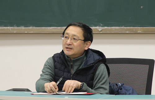 会议伊始,刘岩向同学们介绍图书馆馆长张龙波,同学们对张龙波的莅临